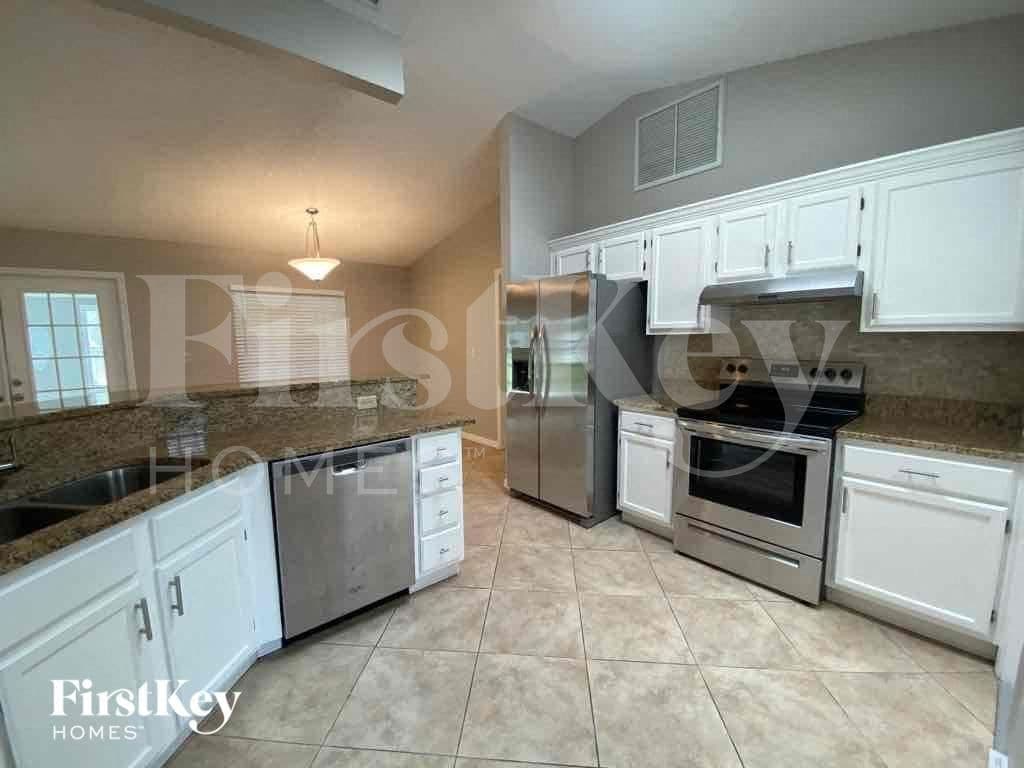 Building Photo - 944 Devonshire Way