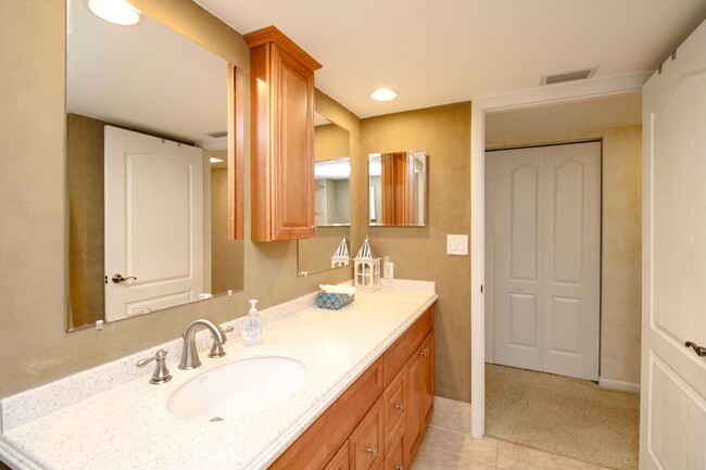 Building Photo - ** 2/2 CHARMING FURNISHED CONDO AT THE ISL...