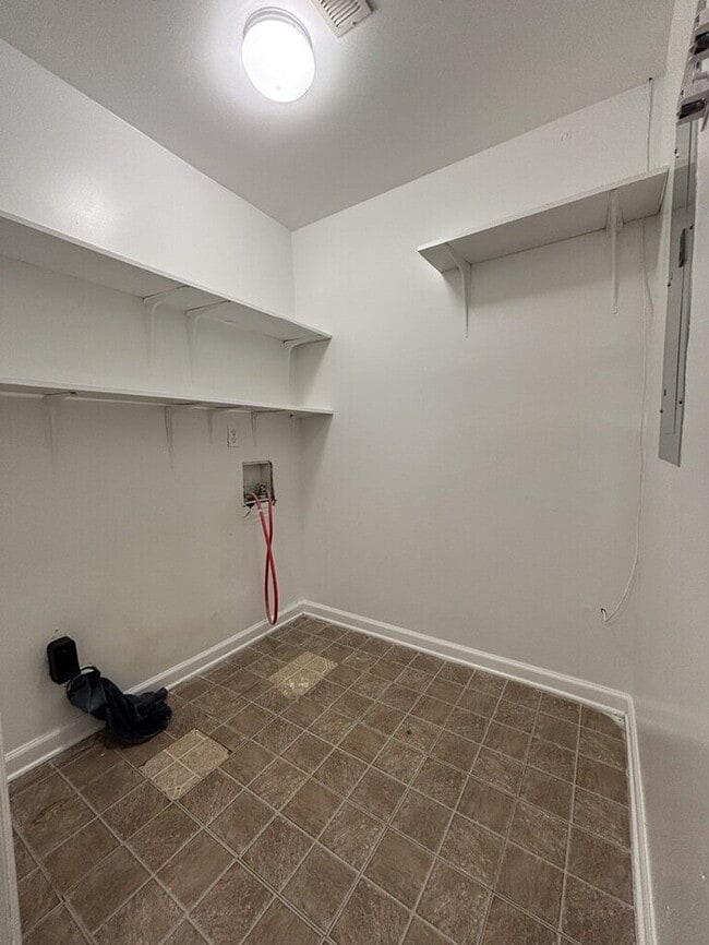 Building Photo - 115 Aylesbury Rd