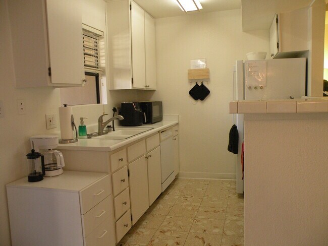 Kitchen - 5300 E Waverly Dr