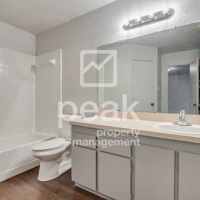 Building Photo - $1365! 2 Bed/ 2 Bath Duplex! $350 off initial costs! Apply before 4/9!