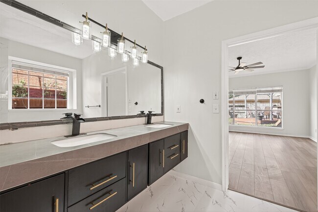 Building Photo - 16410 Fondren Grove Dr