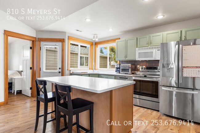 Building Photo - 810 S Meyers St