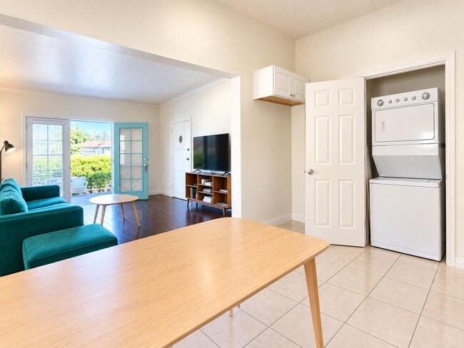 Building Photo - 3013 Somerset Dr