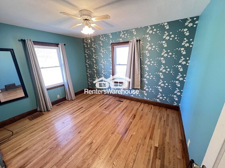 Building Photo - 2949 York Ave N