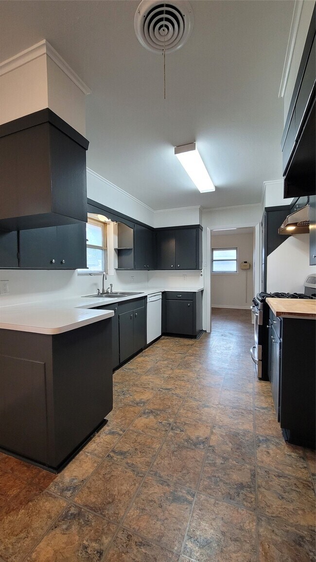 Building Photo - 801 Rosewood Dr