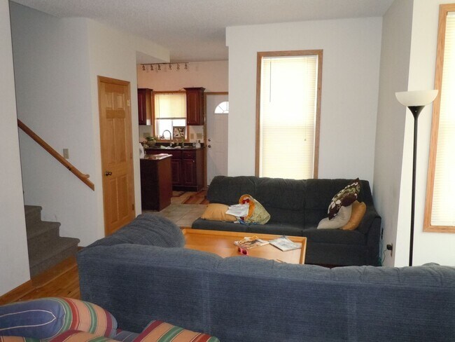 Building Photo - Beautiful 5 Bedroom In Como available Sept...