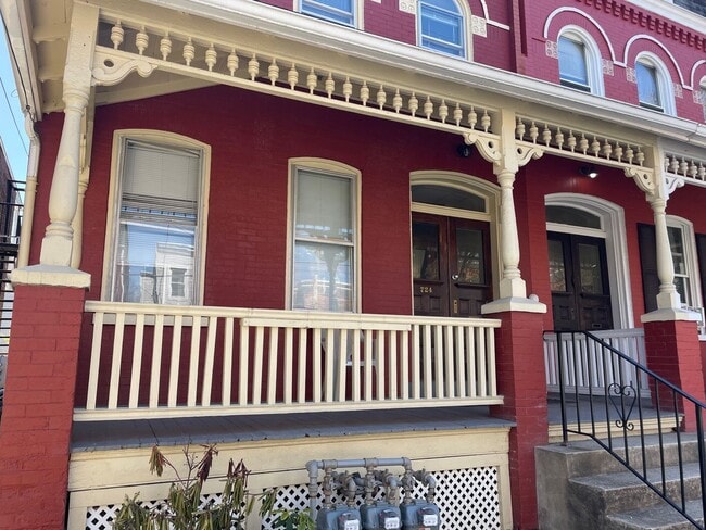 Building Photo - 724 1st St