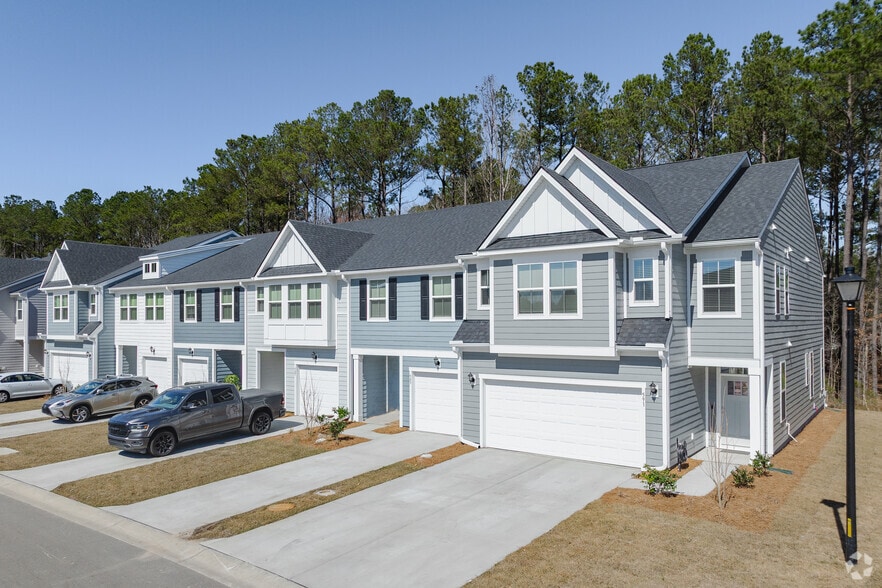 Building Photo - HARMON Foxbank by Crescent Communities