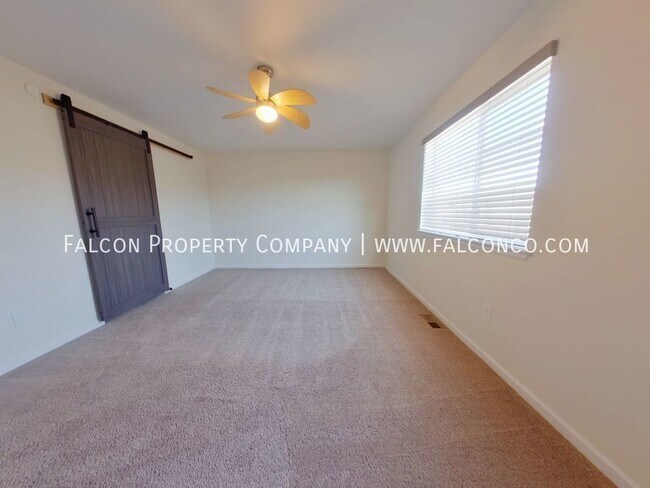 Building Photo - Extraordinary Townhome in Victory Ridge! -...