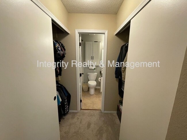 Building Photo - 475 E Chiswick Cir