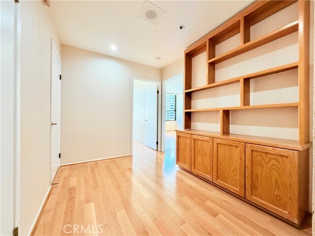 Building Photo - 600 W 9th St