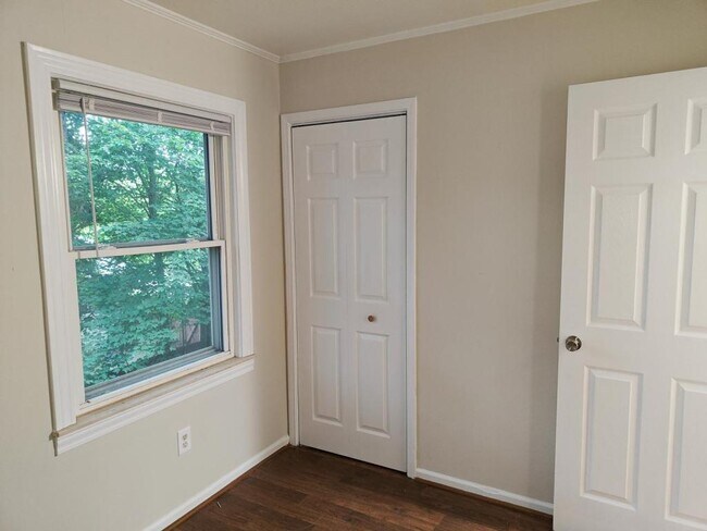 Building Photo - 476 Robbe Ave