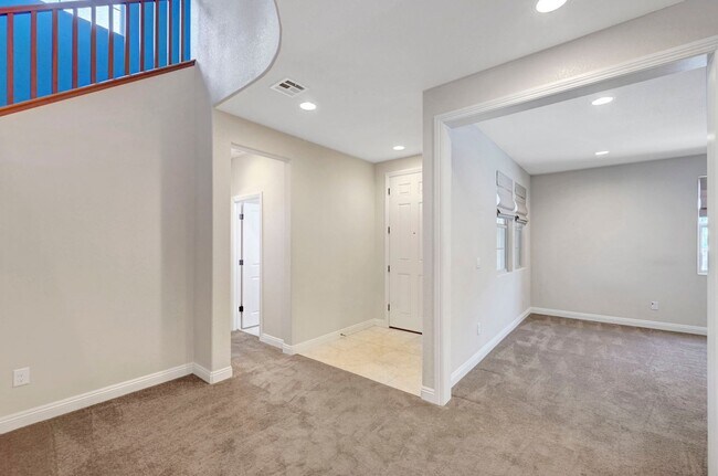 Building Photo - 4 bedroom home with 2 primary bedrooms! On...