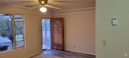 Building Photo - Animal Friendly 2 bed 2 bath