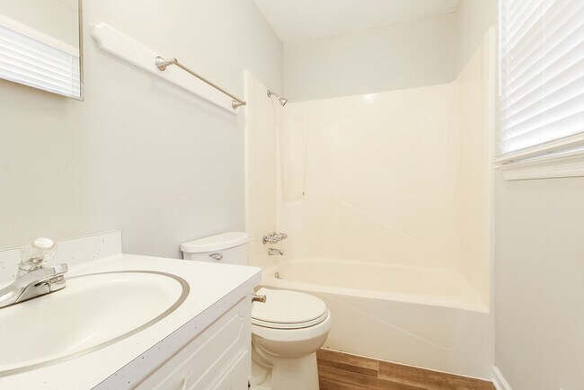 Building Photo - 151 Twin Creek Dr