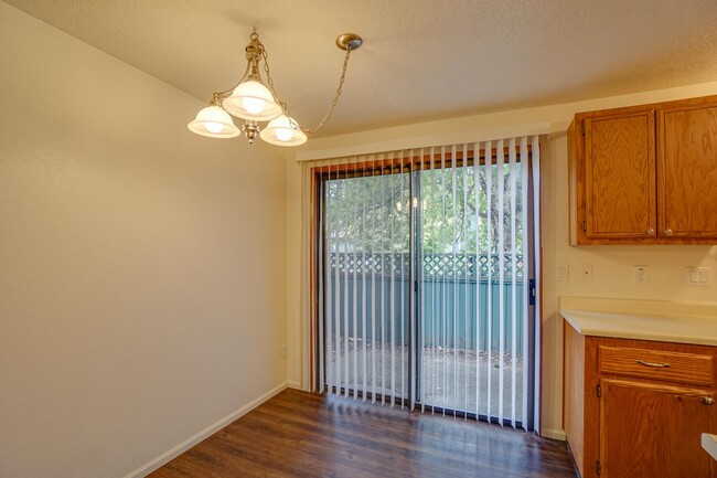 Building Photo - December Rent Free! Fanno Creek Condo - Lo...