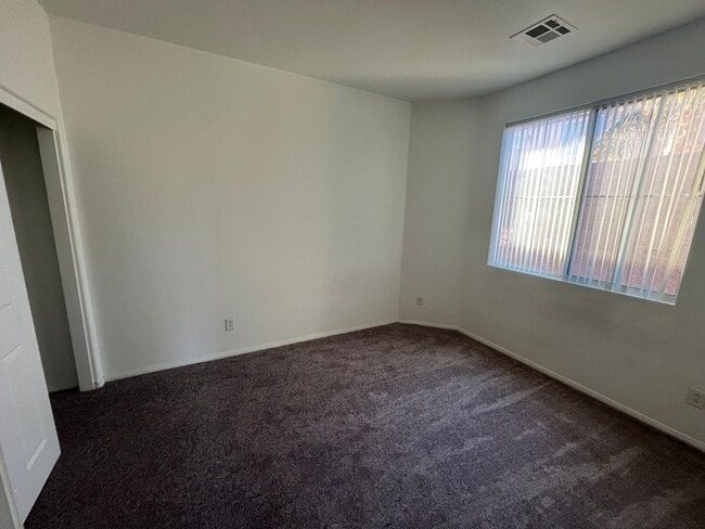 Building Photo - Single Story - 3 bed home located in Hende...