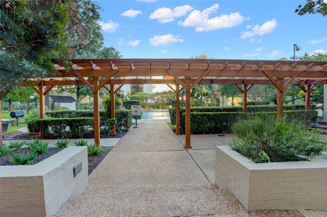 Building Photo - 1400 Hermann Dr