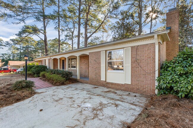 Building Photo - 2201 Knollwood Dr