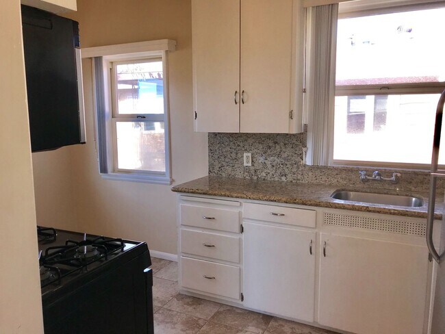 Building Photo - MOVE IN READY! Minutes from Little Italy! ...