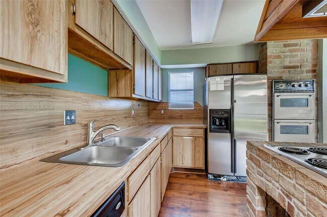 Building Photo - 946 Mesa Terrace Dr