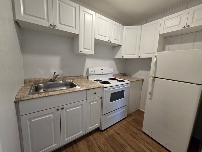 Building Photo - Cute Studio Duplex in Downtown Sarasota Available Now!