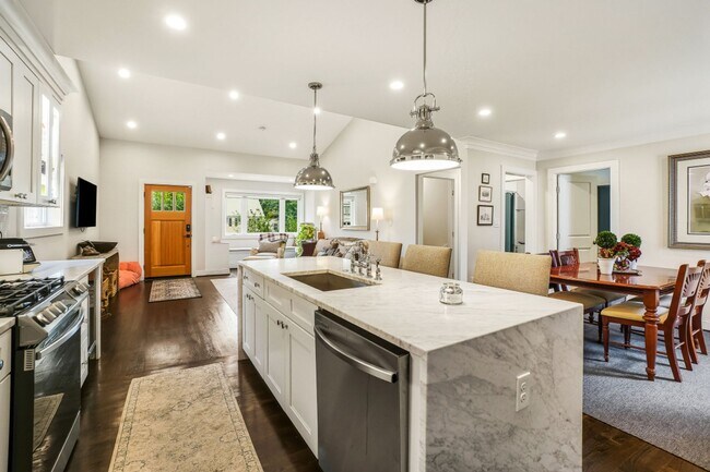 Building Photo - ELEGANT AND SPACIOUS 5 BEDROOM 3 FULL BATHROOM HOME IS AVAILABLE 3-1-2026  IN THE ROSEMARY HILLS ...