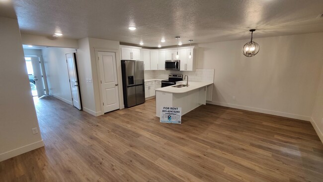 Building Photo - 1-year old- 3 Bed/2.5 Bath Townhome in Wes...