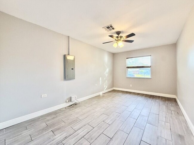 Building Photo - 6475 Cedarbrook Dr