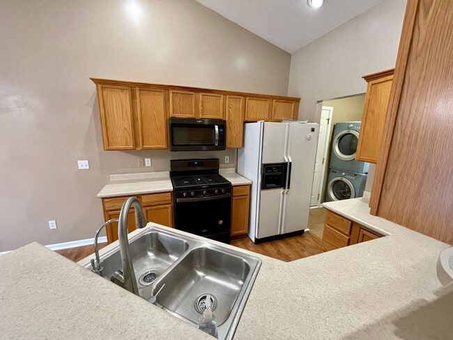 Building Photo - Spacious 4 Bedroom 3 Bathroom home