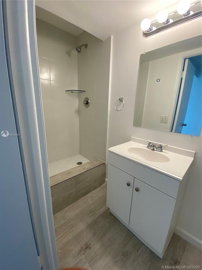 Building Photo - 9971 W Bay Harbor Dr