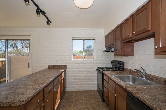 Building Photo - 4557 E Bellevue St