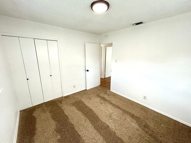 Building Photo - *COMING SOON* 3BR/2BA with Fireplace & 2-Car Garage!