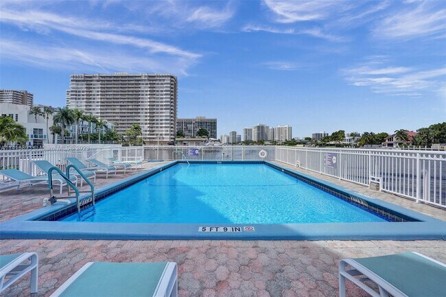 Building Photo - 1913 S Ocean Dr