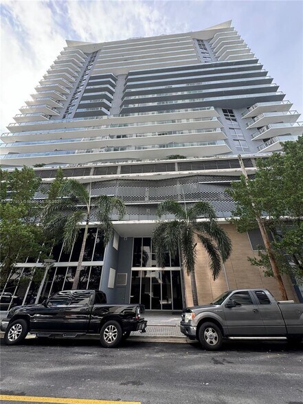 Building Photo - 1010 SW 2nd Ave
