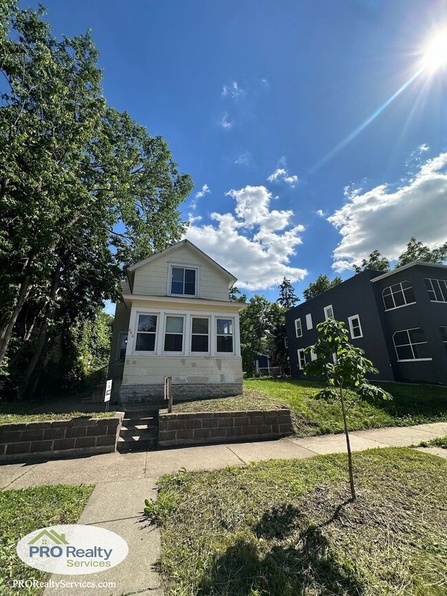 Building Photo - 3 Bedroom Home in St. Paul