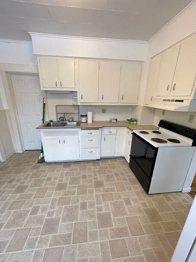 Building Photo - 1302 W 1st St