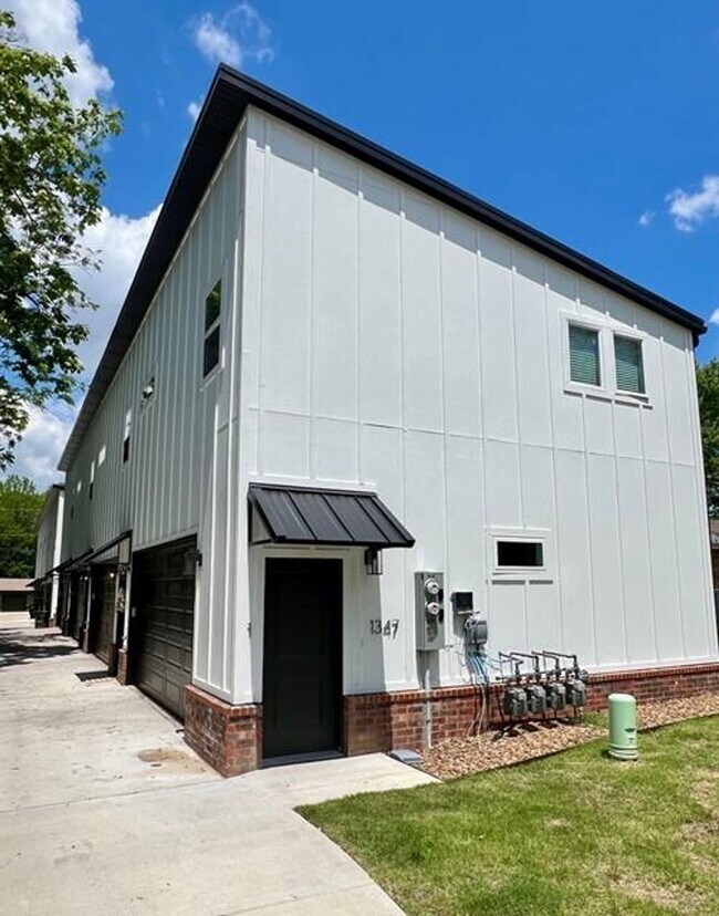 Building Photo - Nice modern 1 bed 1 bath apartment near Campus