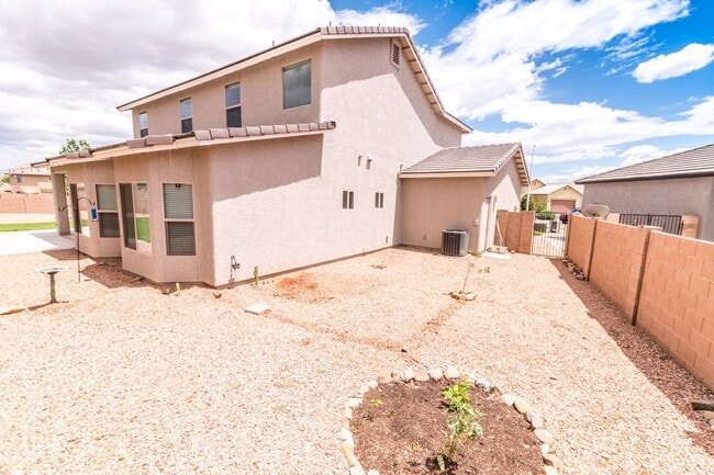 Building Photo - Beautiful 2-Story Home, 5 Bedroom, 3 Full ...