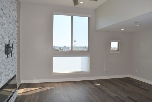 Building Photo - 2 bedroom 2.5 bath Townhome, walking dista...