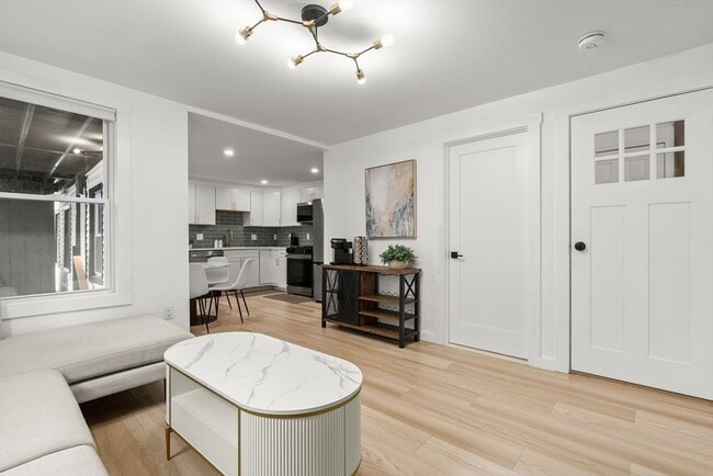 Building Photo - 42 White St