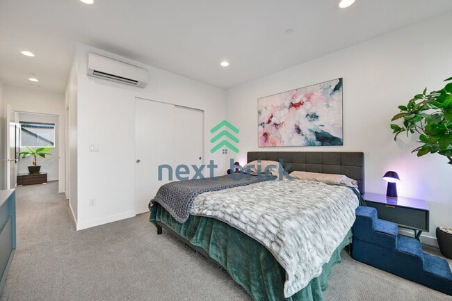 Building Photo - Charming 2-Bedroom Townhouse with 2.5 Baths and Spacious 1,510 Sq Ft in Seattle's Vibrant Neighbo...