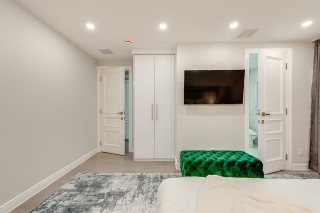 Building Photo - 2135 Rosemont Dr