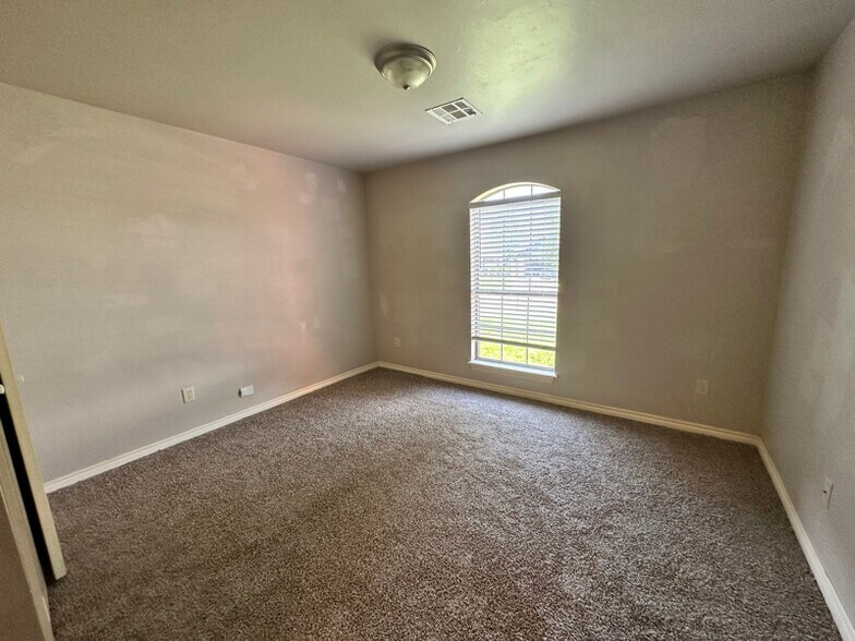 Building Photo - 2614 Silvertree Dr