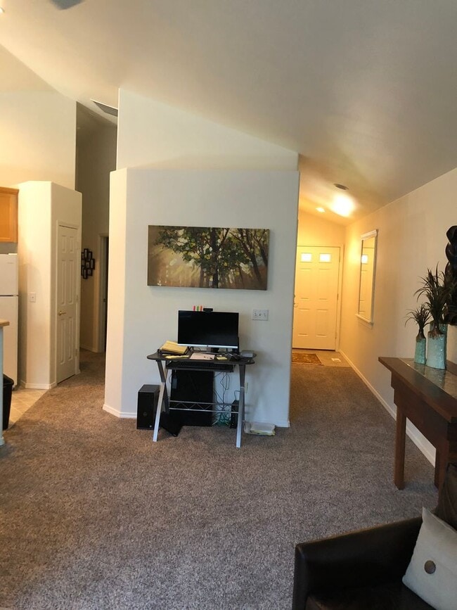 Building Photo - Boise 2 bedroom/1.5 bathroom/2Car, 1128Sqft, Nice townhouse off of State & Pierce Park