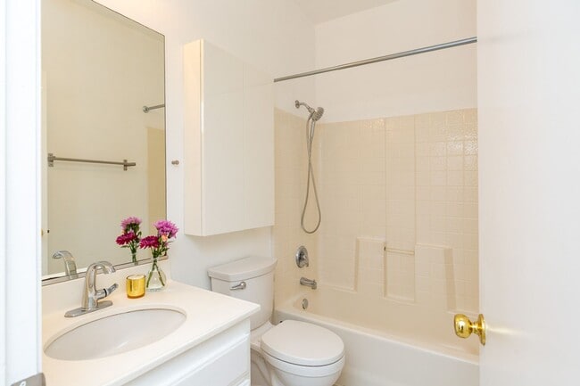 Building Photo - 3 Bed, 2 Bath Townhome in Carlsbad
