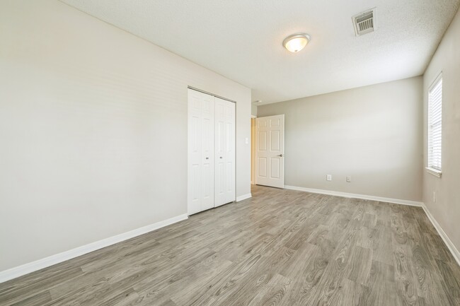 Building Photo - Havenly Park Villas