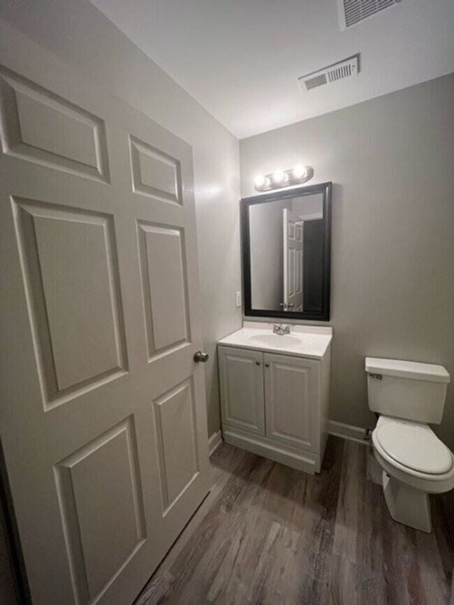 Building Photo - 2 Bed / 2 Bath Duplex near Cherrydale