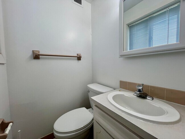 Building Photo - 2 Bed 1.5 Bath Apartment for rent!